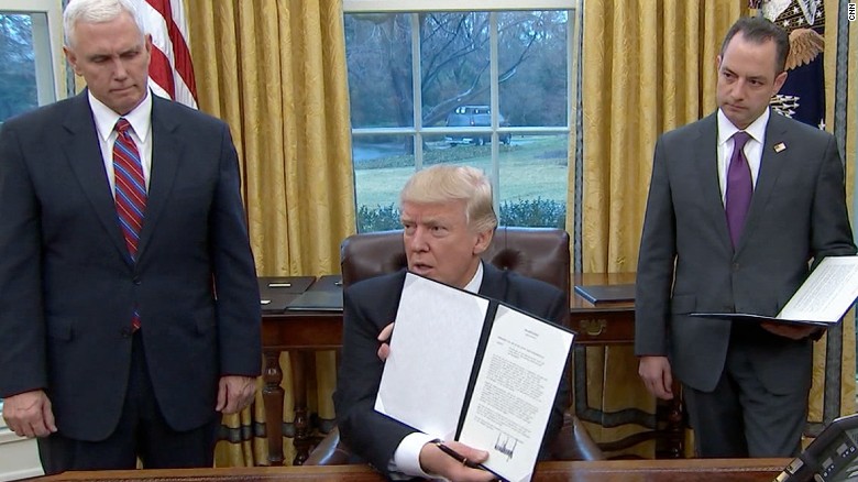 El presidente Donald Trump después de firmar los primeros decretos, en el primer día de su mandato. 