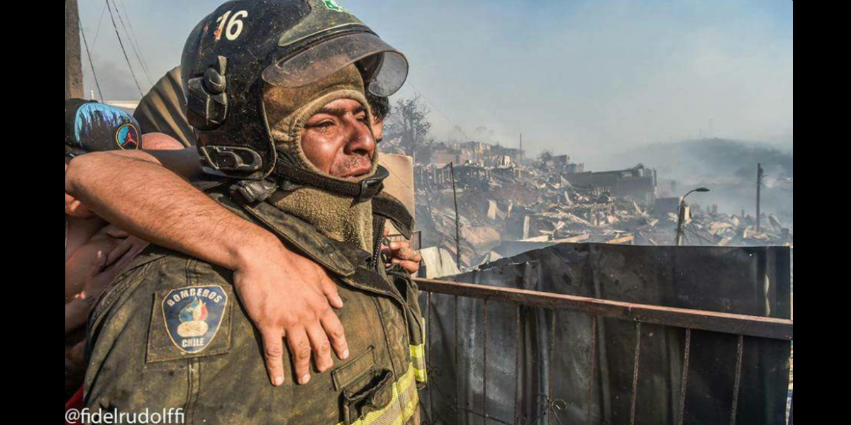 Espinoza lloró mientras veía cómo su casa era destruida por las llamas (Crédito: Fidel Rudolffi) 