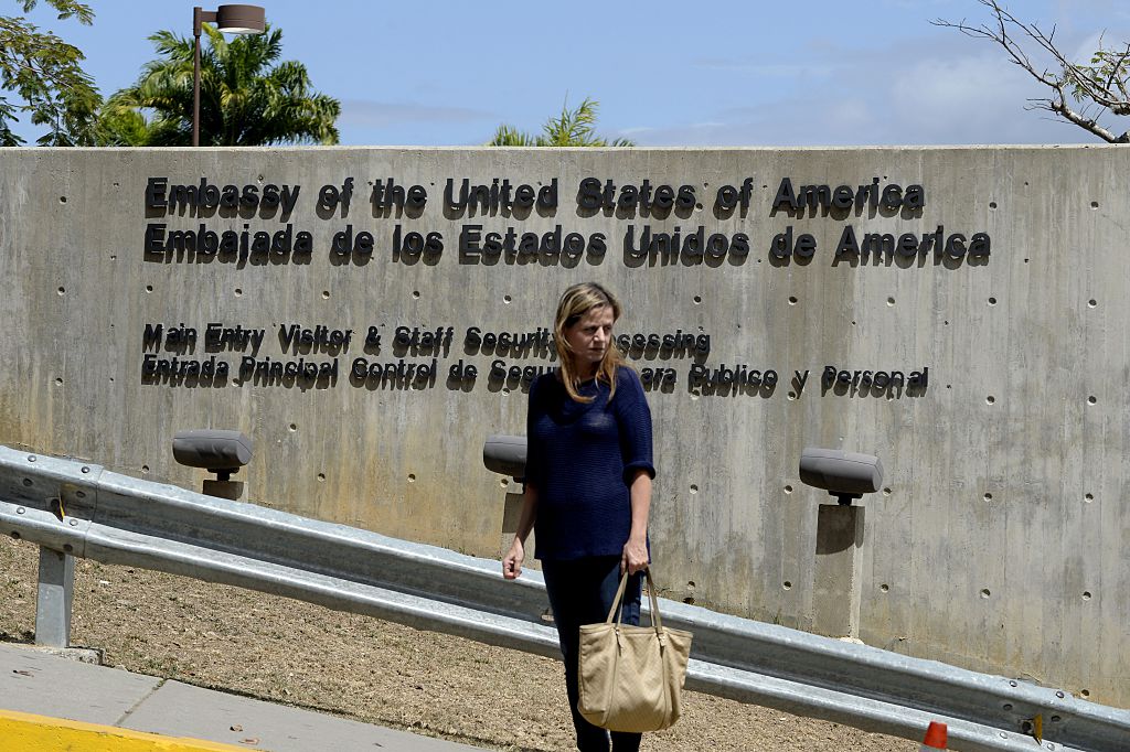 Una mujer se detiene en la entrada de la embajada de Estados Unidos en Caracas (Venezuela). FEDERICO PARRA/AFP/Getty Images)