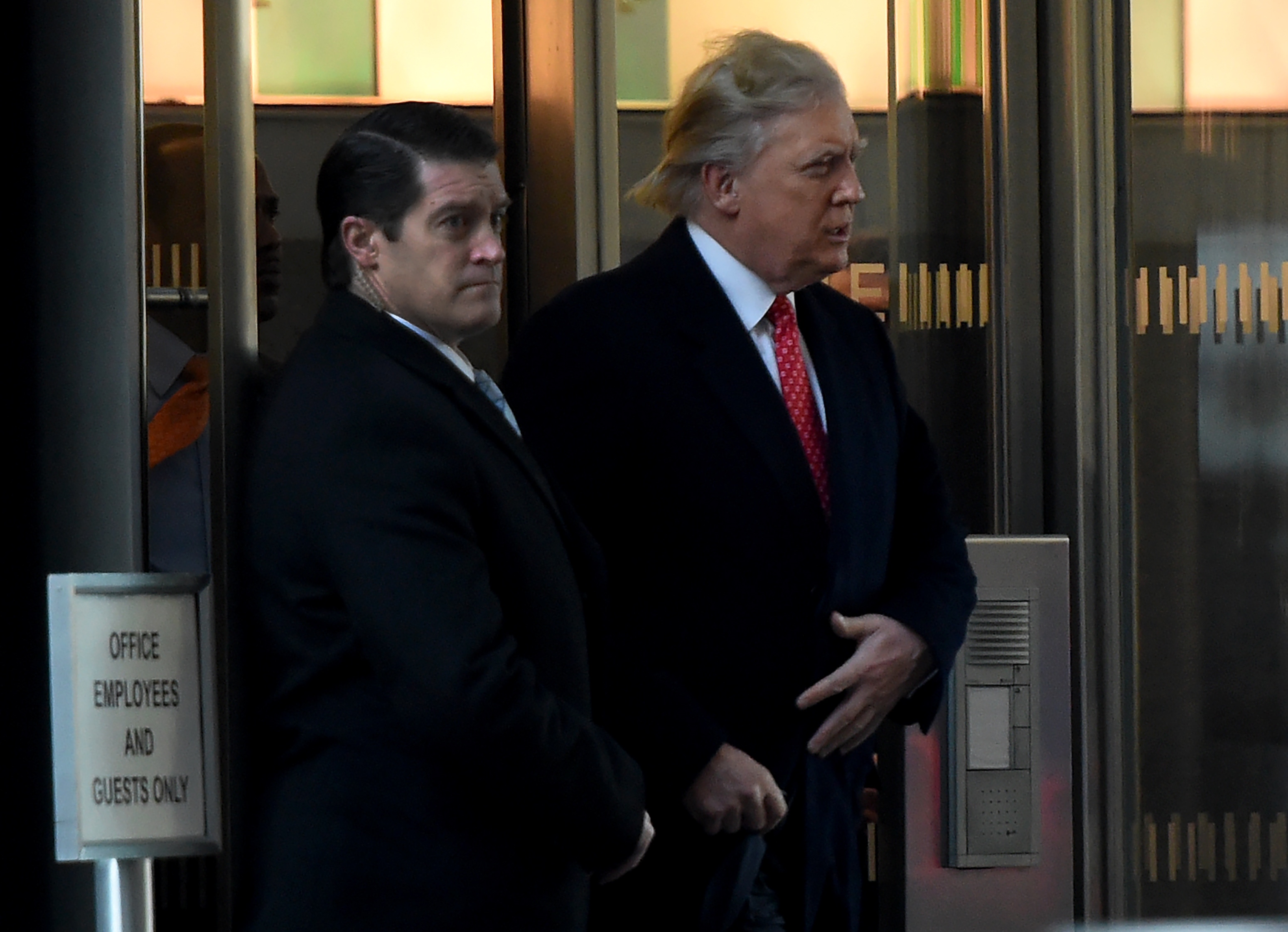Donald Trump sale del One World Trade Center, de Nueva York, tras una reunión con editores de Condé Nast el 6 de enero. (Crédito: TIMOTHY A. CLARY/AFP/Getty Images)