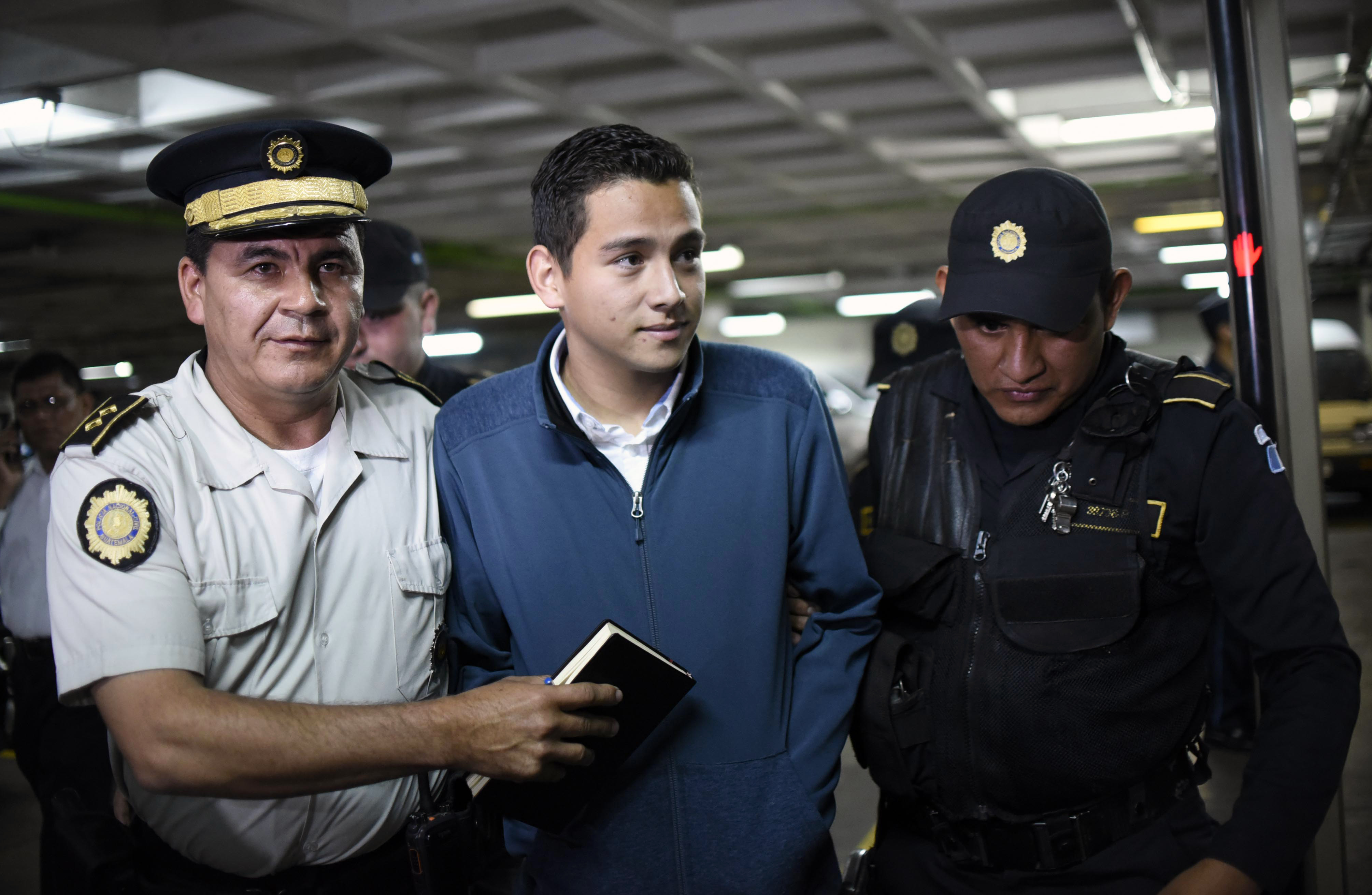 Josué Manuel Morales, hijo del jefe de Estado guatemalteco, Jimmy Morales, llega a los despachos de la corte en Ciudad de Guatemala. (Crédito: JOHAN ORDONEZ/AFP/Getty Images)