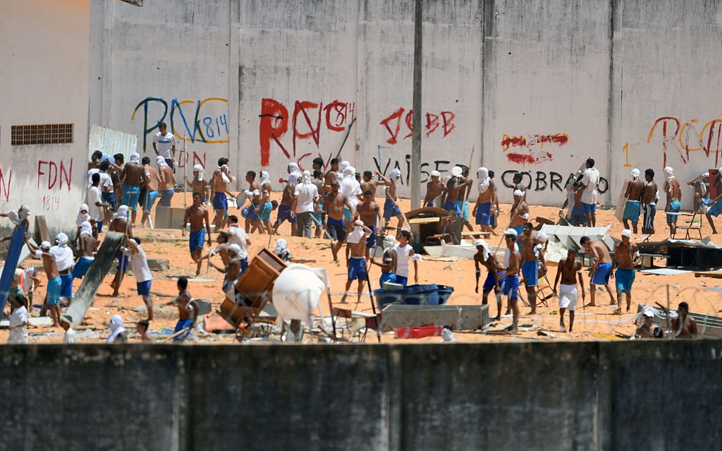 Imagen de prisioneros de la Centro Penitenciario de Alcaçuz en Metal, Rio Grande do Norte, Brasil, durante confrontaciones el 19 de enero de 2017. (Crédito: ANDRESSA ANHOLETE/AFP/Getty Images)