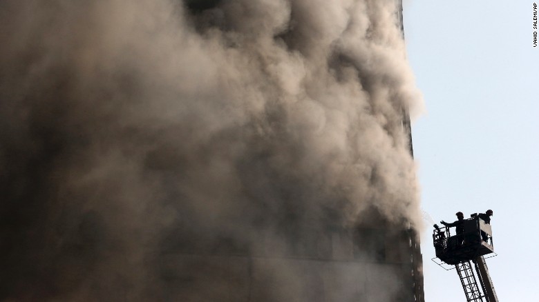 Los bomberos trabajan para extinguir el incendio de este jueves en el edificio de Plasco, en el centro de Teherán.