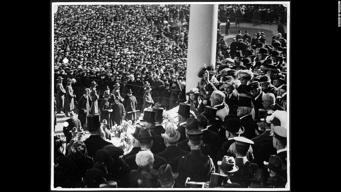 El presidente Warren G. Harding saluda a la multitud desde el pórtico del Capitolio de Estados Unidos en 1921. Fue la primera toma de posesión en la que se usó un automóvil para transportar al mandatario hasta el Capitolio. 
