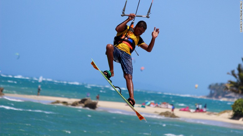 Desde surf de vela hasta entrenamiento de trapecio: el Extreme Hotel logrará que tu 2017 comience volando.