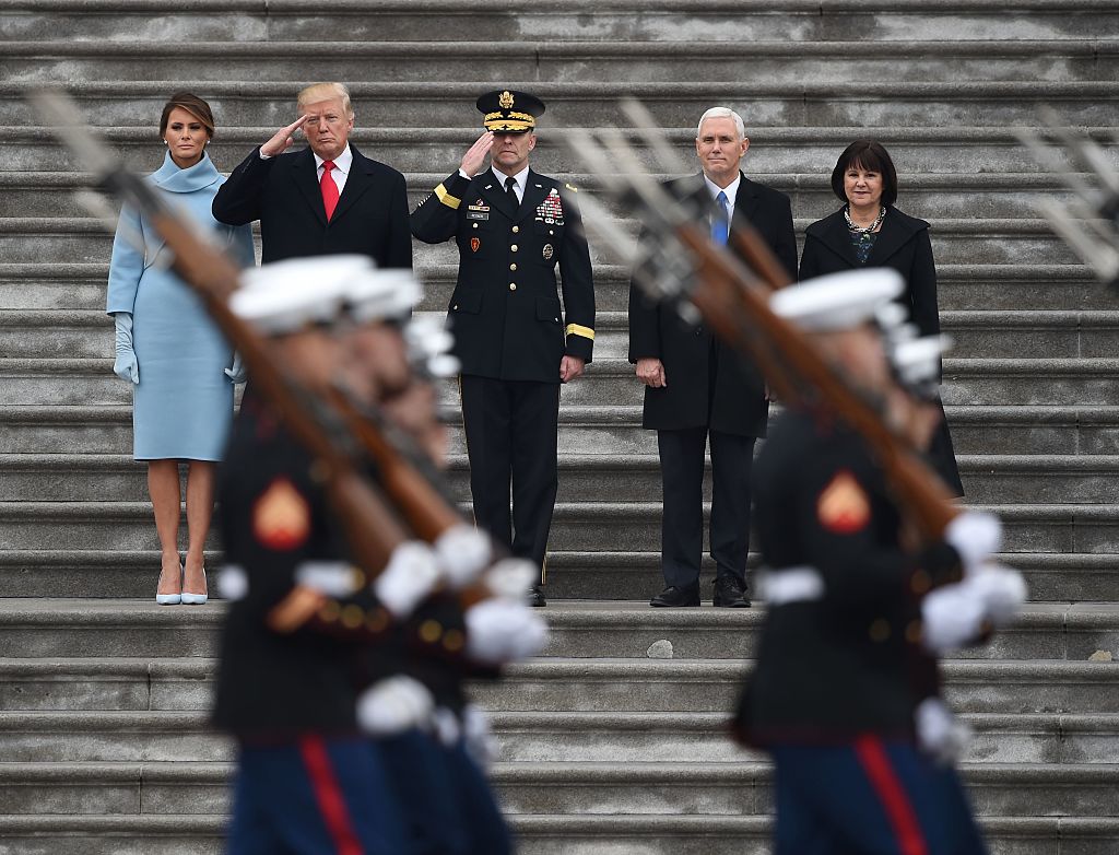 De izquierda a derecha: la primera dama de Estados Unidos Melania Trump, el presidente Donald Trump, el general de Bradley Becker, el vicepresidente Mike Pence y Karen Pence observan el comienzo del desfile inaugural en el Capitolio. (Crédito: ROBYN BECK/AFP/Getty Images)