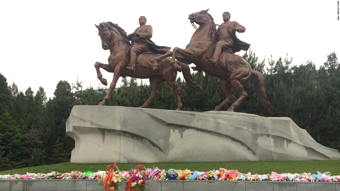 Dos estatuas gemelas honran a dos fallecidos líderes de Corea del Norte, de la misma familia: Kim il-sung y Kim Jong-il. Los visitantes que llegan a Pyongyang suelen ser llevados a ese monumento para dejarles flores y rendirles un homenaje.
