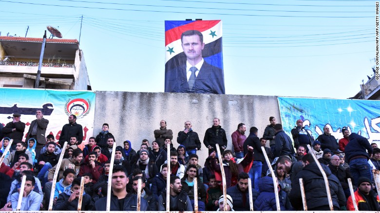 La imagen de Al Assad en lo alto de la tribuna.