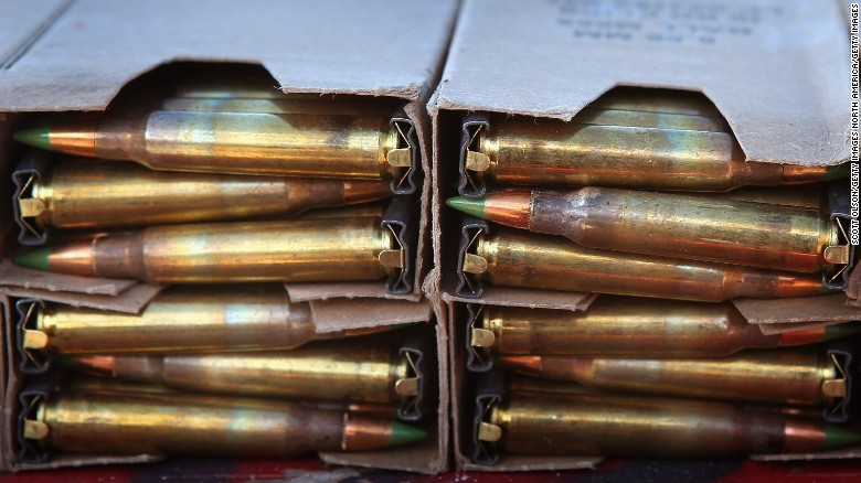 Depósitos de balas de plomo en polígonos de tiro. El plomo es tóxico para humanos y contamina el medio ambiente. 
