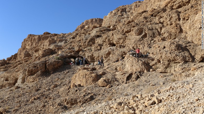 170208164500-entrance-of-newly-discovered-dead-sea-scroll-cave-exlarge-169