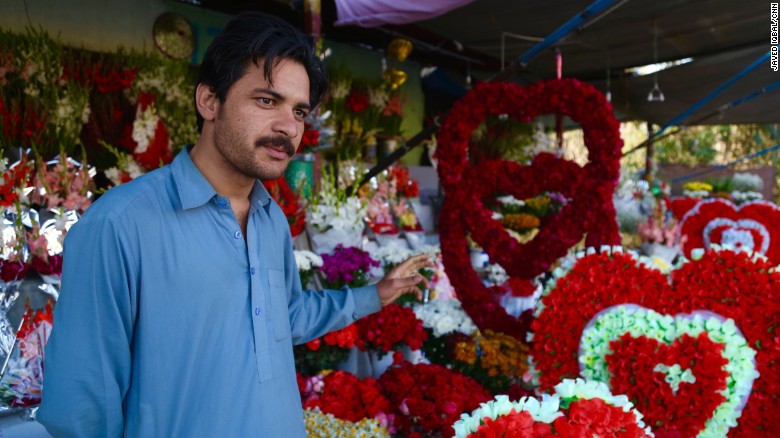 Sultan Zaib en frente de sus guirnaldas de rosas. 