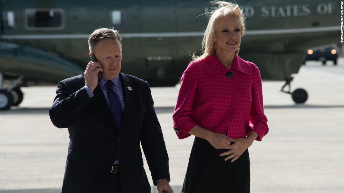Spicer y Conway esperan por la llegada de Trump en la Base Aérea Andrews. 