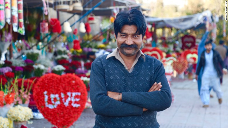 Mohammad Naveed le dijo a CNN que invirtió cerca de 2.000 dólares en flores para el 14 de febrero. 
