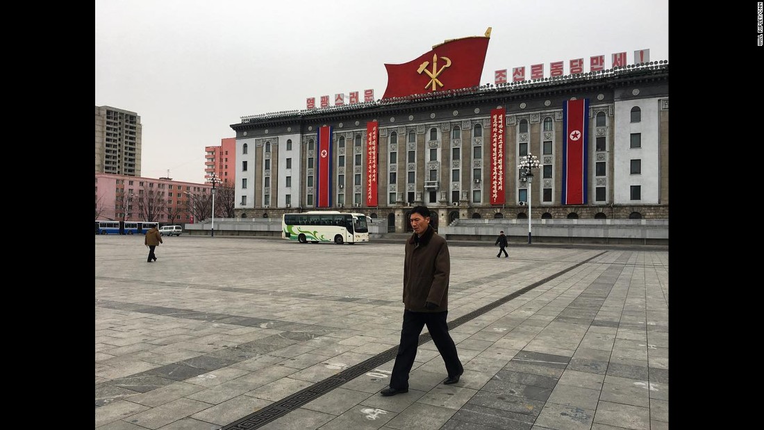 El símbolo del único partido político que existe en Corea del Norte -Partido de los Trabajadores de Corea- domina la fachada de un edificio del gobierno en Pyongyang. 