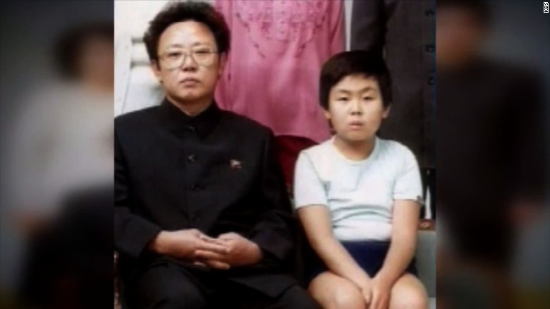 Kim Jong-nam con su padre, el fallecido dictador de Corea del Norte Kim Jong-il.