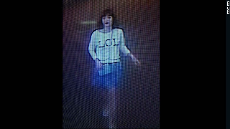 Una imagen de videos de seguridad muestra a una sospechosa que luce una camiseta con la palabra LOL en el aeropuerto de Sepang el 13 de febrero. 