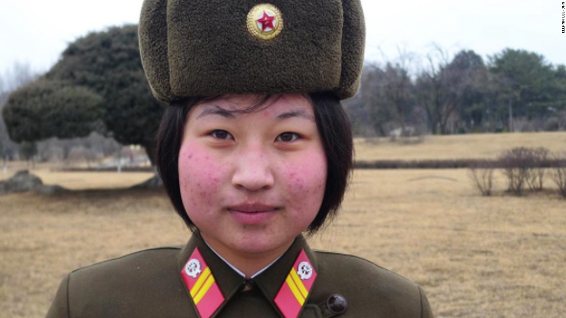 Una soldado presta guardia en Corea del Norte, el 16 de febrero del 2017. Aunque el servicio militar para las mujeres ha sido voluntario durante mucho tiempo, algunos dicen que el gobierno lo volvió obligatorio para fortalecer a las fuerzas armadas.