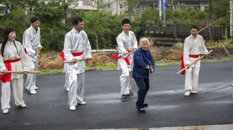 Zhang Hexian, de 93 años, les enseña sus movimientos de kung-fu a muchos de sus vecinos.