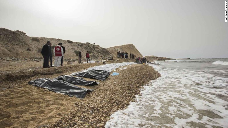 Los voluntarios han visto más cuerpos en el mar, pero hasta ahora les es imposible recuperarlos. 