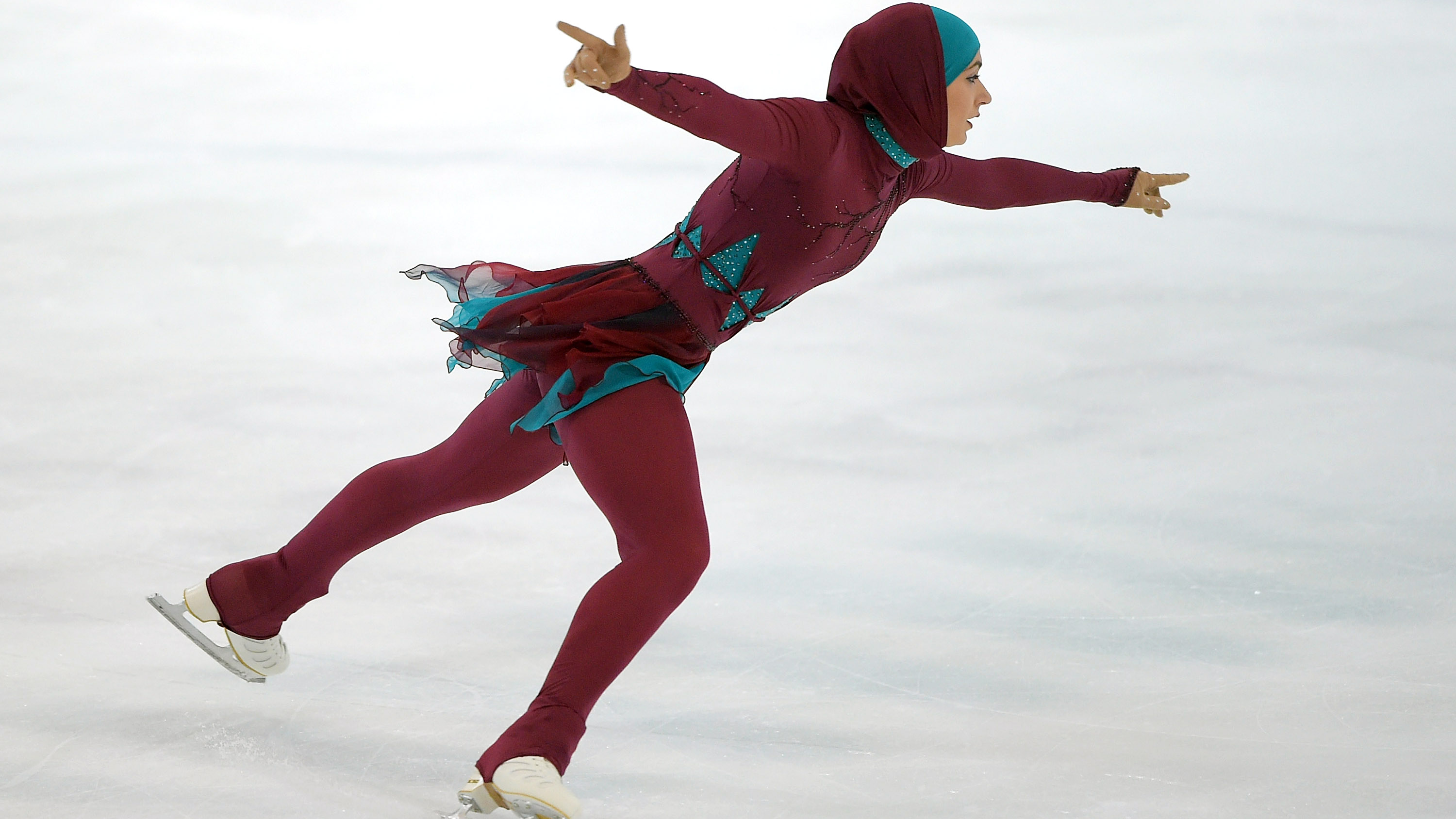 Zahra Lari, patinadora sobre hielo de los Emiratos Árabes, durante una competencia en Abu Dhabi. (Crédito: Tom Dulat / Getty Images)