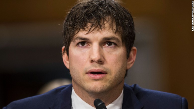 Ashton Kutcher testifica en el Comité de Relaciones Exteriores del Senado en la audiencia sobre los avances en la lucha contra la esclavitud moderna. La sesión se llevó a cabo en el Capitolio el 15 de febrero de 2017 en Washington.