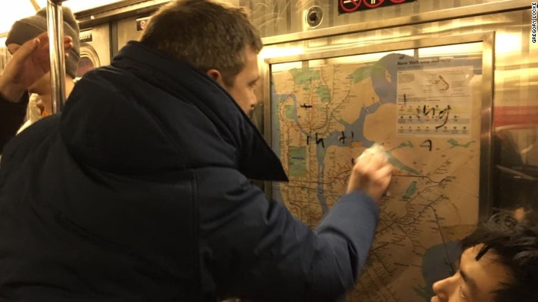 El chef Jared Nied borra el graffiti en un vagón del tren de Nueva York el sábado por la noche.
