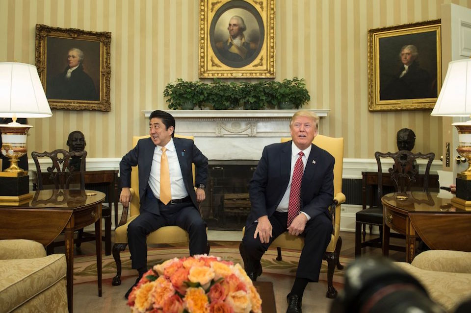 Donald Trump y Shinzo Abe en la Casa Blanca. (BRENDAN SMIALOWSKI/AFP/Getty Images)