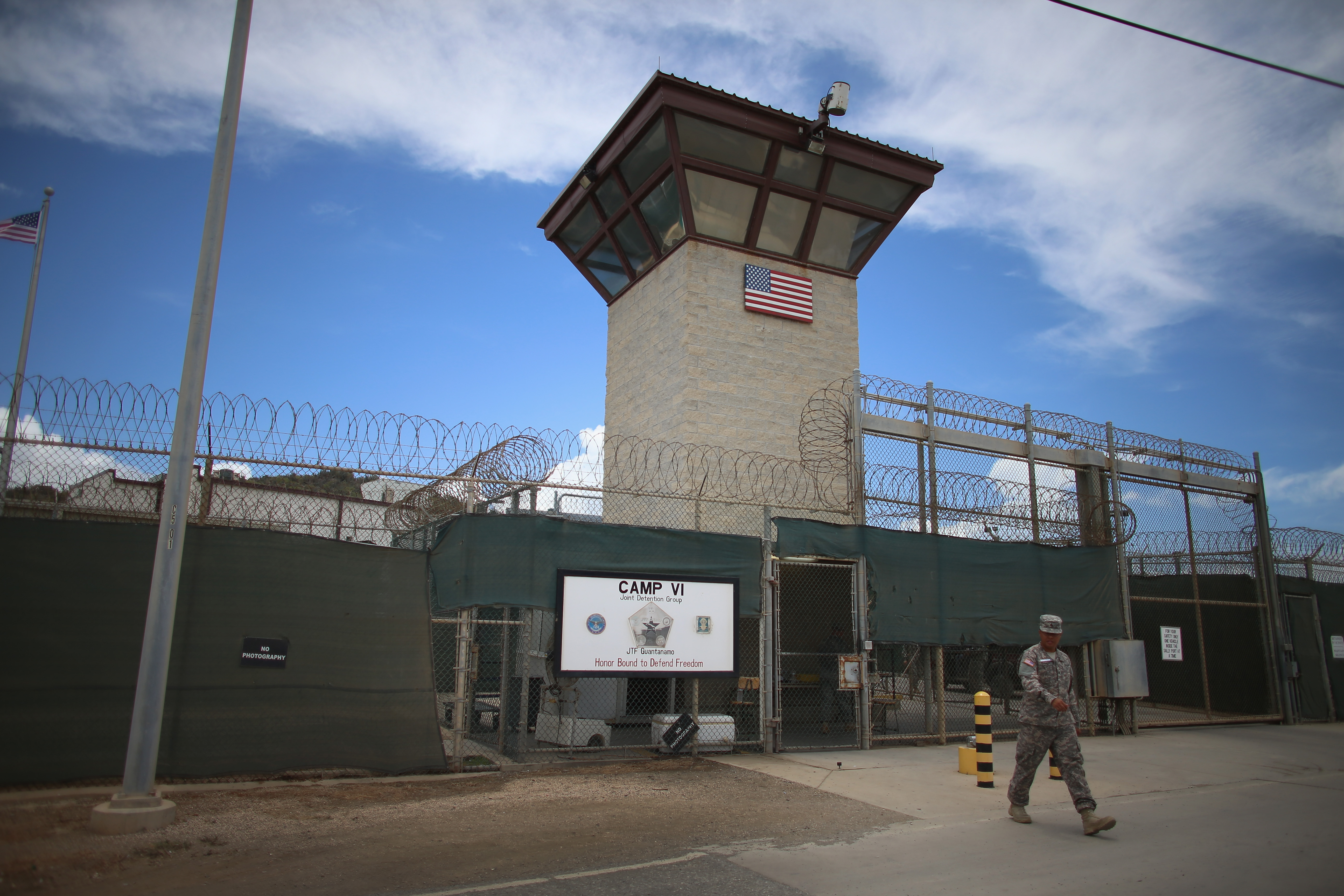 Imagen del 2013 de la entrada al Campo VI de la cárcel en la Base Militar de Guantánamo. (Crédito: Joe Raedle/Getty Images)