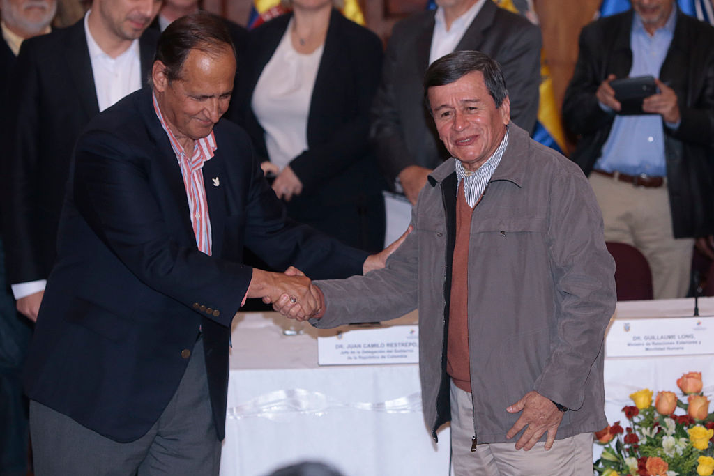 Los jefes negociadores del proceso de paz con el ELN son, por parte del gobierno colombiano, el exministro Juan Camilo Restrepo, y por parte de la guerrilla 'Pablo Beltrán'. (Crédito: JUAN CEVALLOS/AFP/Getty Images)