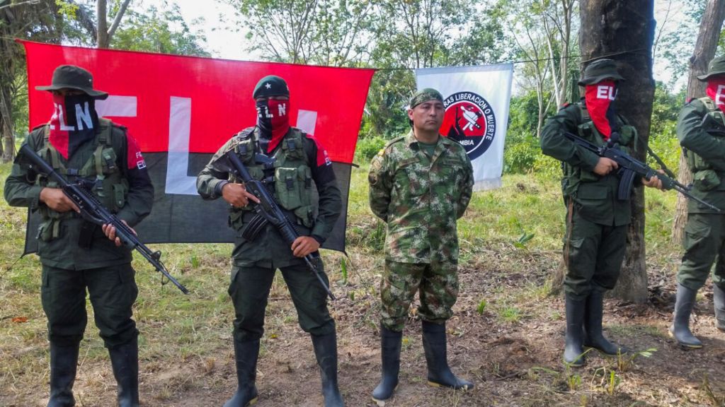 El soldado colombiano Fredy Moreno (centro) fue secuestrado por el ELN el pasado 24 de enero y fue liberado el 6 de febrero. (Crédito: DANIEL MARTINEZ/AFP/Getty Images)