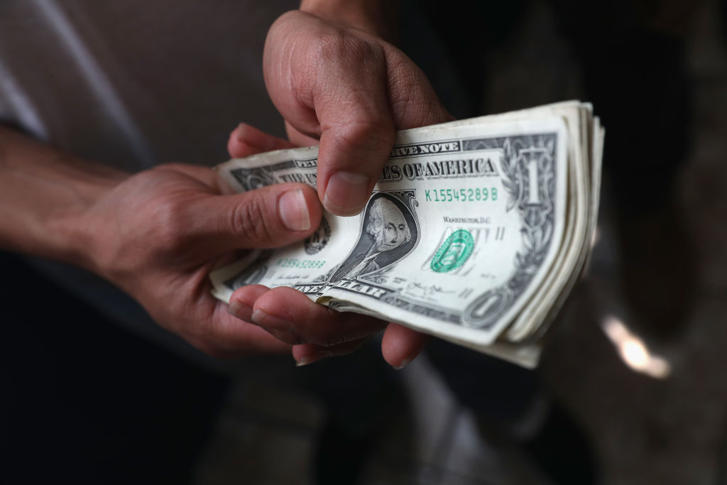 Los falsos agentes de ICE les piden dinero a los inmigrantes a cambio de no detenerlos, según la fiscalía. (Crédito: John Moore/Getty Images)