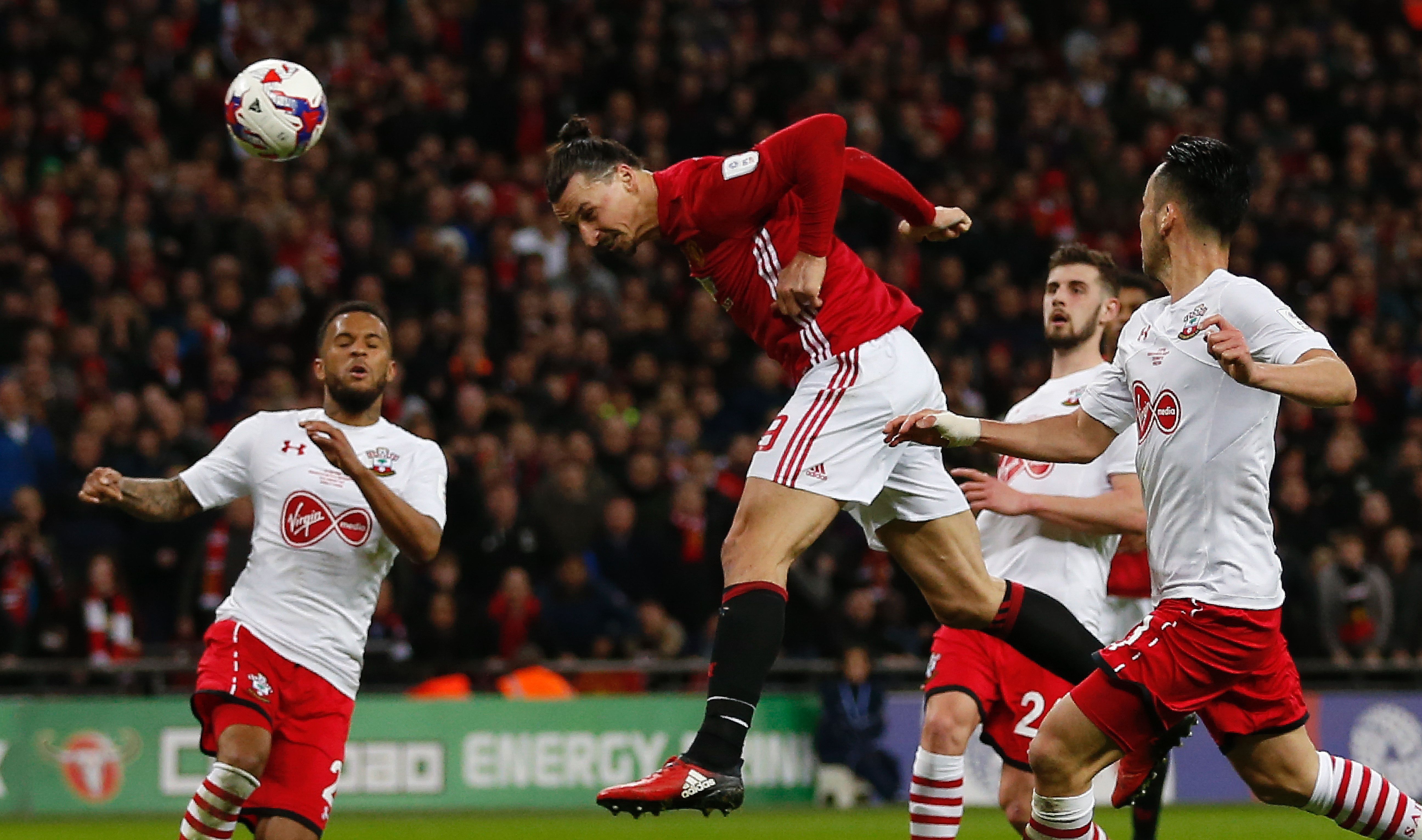 Ibrahimovic cabecea el balón para anotar el tercer gol del United contra el Southampton en la final de la Copa de la Liga. (Crédito: IAN KINGTON/AFP/Getty Images)