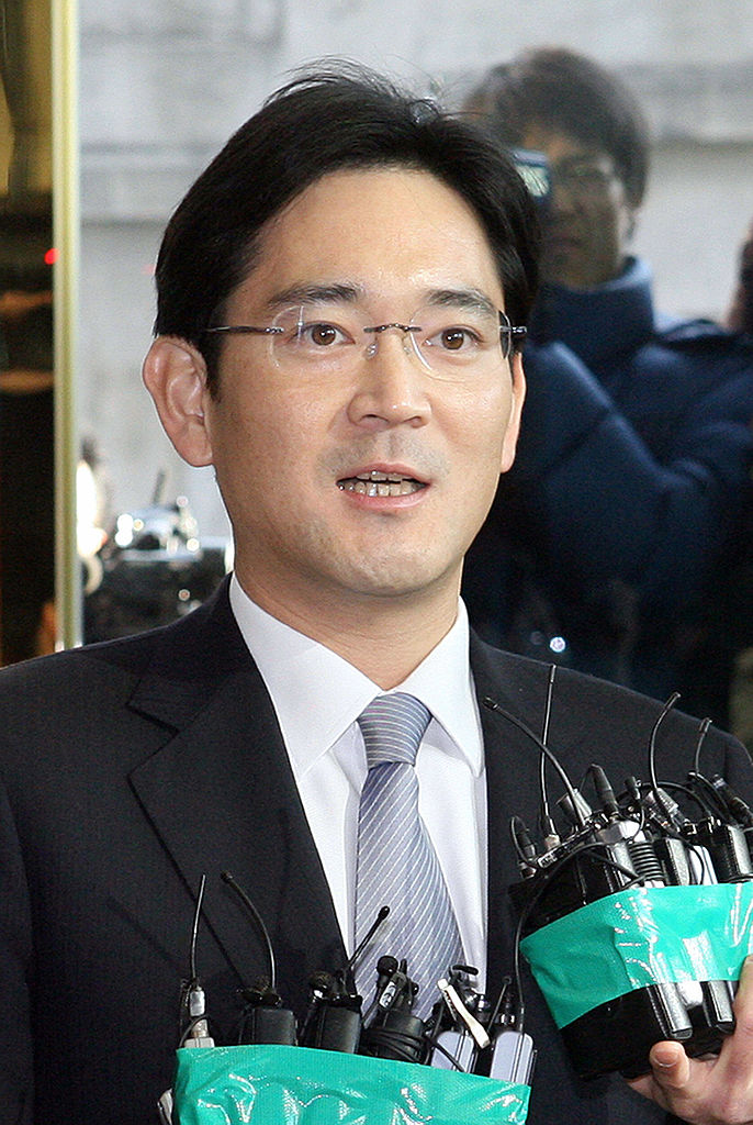 Lee Jae-Yong (C), son of Samsung group chairman Lee Kun-Hee, arrives at the independent counsel's office in Seoul on February 28, 2008. The heir apparent to South Korea's Samsung group was summoned by investigators for questioning about the group's controversial wealth transfer and other alleged business irregularities. AFP PHOTO/HONG JIN-HWAN (Photo credit should read HONG JIN-HWAN/AFP/Getty Images)