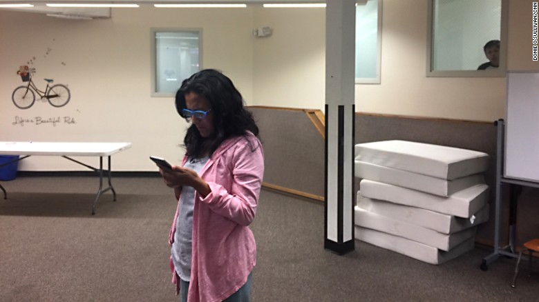 Jeanette Vizguerra espera en su iglesia en Denver las noticias de su petición para suspender su deportación.