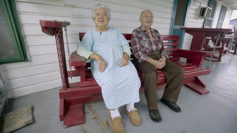 Wenceslaus y Denicia Billiot, sentados en el porche de su casa. 