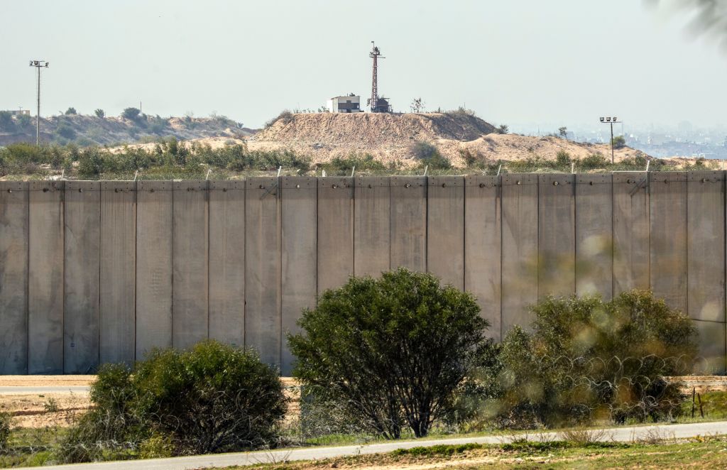 Una foto tomada desde la frontera suroriental entre Israel y la franja de Gaza el 7 de febrero del 2017 muestra un puesto de Hamas (al fondo) detrás del muro de separación construido por Israel. (Crédito: JACK GUEZ/AFP/Getty Images). 