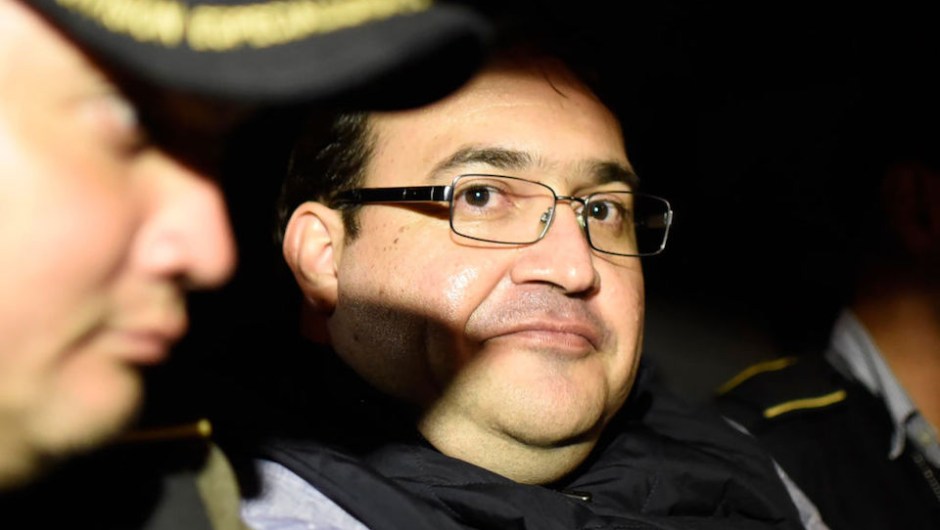 Javier Duarte (C), former governor of the Mexican state of Veracruz, is seen in an autopatrol following his arrest upon his arrival at the Matamoros military barracks in Guatemala City on April 16, 2017. Duarte, the fugitive former governor of Mexico's Veracruz state suspected of embezzling hundreds of millions of dollars, has been detained in Guatemala after six months on the run, officials said on April 15. / AFP PHOTO / Johan ORDONEZ (Photo credit should read