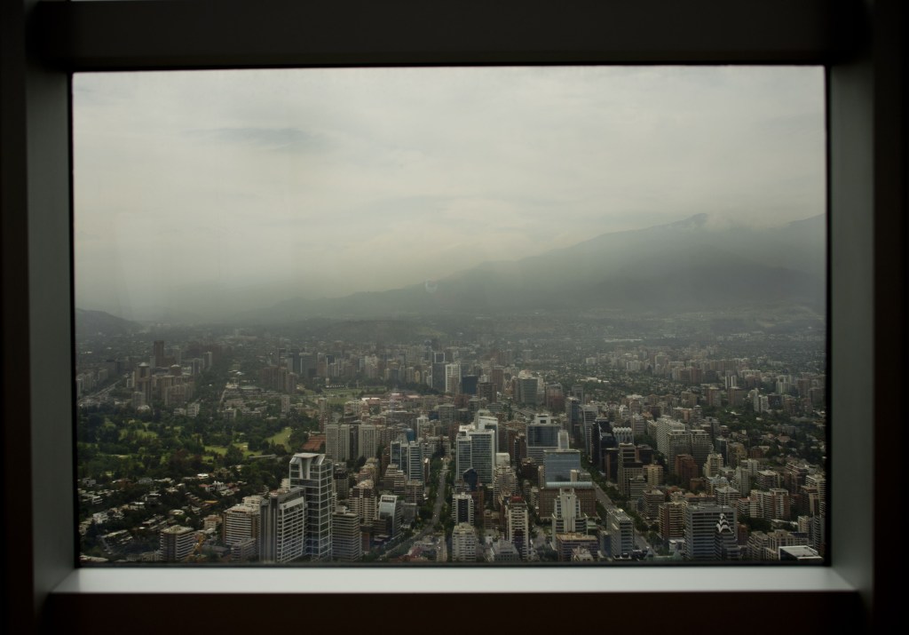 Vista de Santiago desde la torre del Centro Costanera en Santiago el 16 de noviembre de 2015. Crédito: MARTIN BERNETTI / AFP / Getty Images