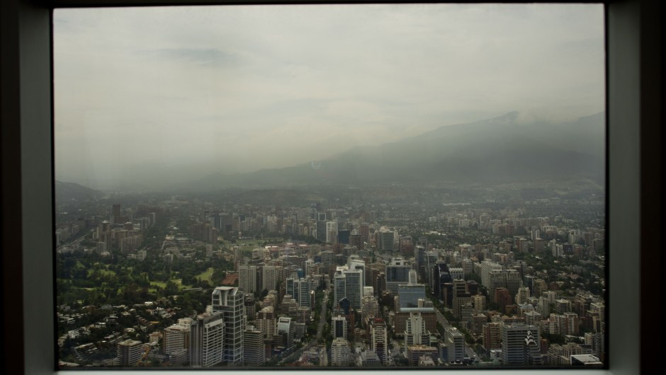 Vista de Santiago desde la torre del Centro Costanera en Santiago el 16 de noviembre de 2015. Crédito: MARTIN BERNETTI / AFP / Getty Images