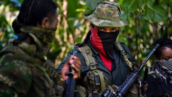 This photo taken on January 26, 2017 shows Danilo Hernandez, (C) commander of the Western Front of War Cimarron Resistance of the National Liberation Army (ELN), during an interview with AFP in Alto Baudo, in the department of Choco. Colombia's last active rebel force, the leftist National Liberation Army (ELN), promises to release a hostage on February 2 to clear the way for peace talks with the government. Deep differences remain with the ELN, as one of its western commanders, Danilo Hernandez, told AFP in an interview in the jungle this week. / AFP / LUIS ROBAYO / TO GO WITH Colombia-conflict-peace-ELN,INTERVIEW by Alina DIESTE (Photo credit should read LUIS ROBAYO/AFP/Getty Images)