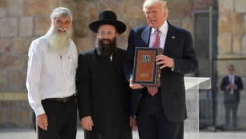 US President Donald Trump (R) poses for a photograph as he visits the Western Wall, the holiest site where Jews can pray, in Jerusalems Old City on May 22, 2017. / AFP PHOTO / MANDEL NGAN (Photo credit should read MANDEL NGAN/AFP/Getty Images)