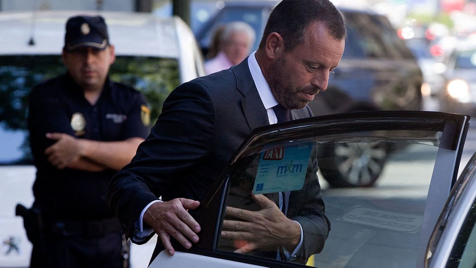 MADRID, SPAIN - JULY 22: Former FC Barcelona president Sandro Rosell leaves by taxi the Spain's High Court on July 22, 2014 in Madrid, Spain. Former FC Barcelona president Sandro Rosell declares at Spain's High Court after being impeached by judge Pablo Ruz in his investigation of the Catalan clubs' signing of Brazilian player Neymar Da Silva in June 2013. Rosell is suspected in being involved in hiding the full cost of Neymar's transfer fee from Brazilian club Santos and thereby avoiding an estimated 9.1 million euros in tax. (Photo by Gonzalo Arroyo Moreno/Getty Images)