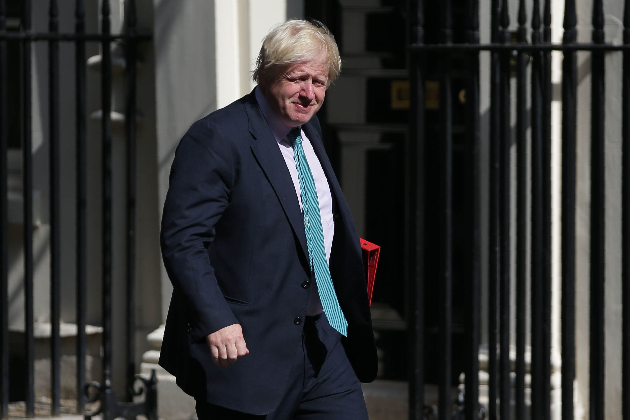 El secretario de Relaciones Exteriores de Gran Bretaña, Boris Johnson, llega a una reunión de gabinete en el 10 de Downing Street, en el centro de Londres, el 4 de julio de 2017. Crédito: DANIEL LEAL-OLIVAS / AFP / Getty Images