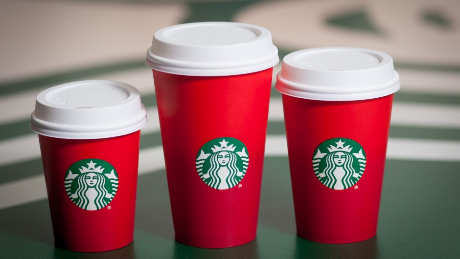 Los diseños de 2015 fueron de color rojo, pero no tenían adornos temáticos de invierno o de Navidad, que fueron parte esencial de estos vasos navideños de Starbucks desde que se estrenaron en 1997.