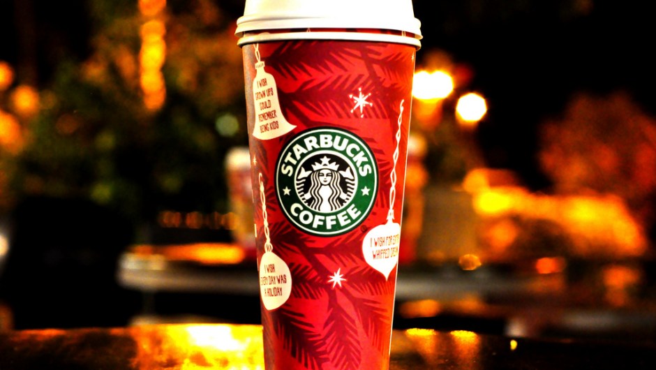 Los vasos de Starbucks de las fiestas de 2009 incluían adornos de árbol de Navidad. Los ornamentos mostraban mensajes como: "Ojalá todos los días fueran feriados".