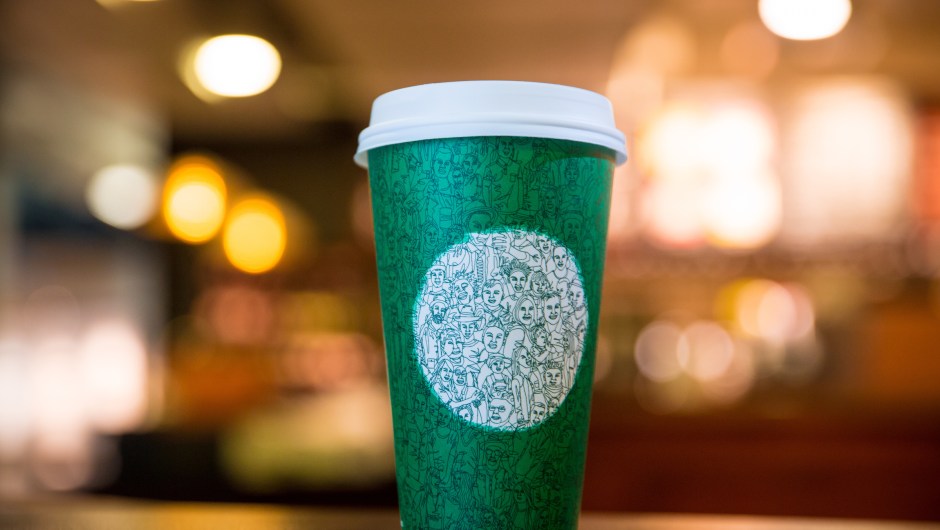 Días antes de que se lanzara su vaso rojo, Starbucks presentó un vaso verde de edición limitada. El nuevo diseño, que promocionaba la "unidad", resultó ser un adelanto del diseño clásico rojo el 10 de noviembre.