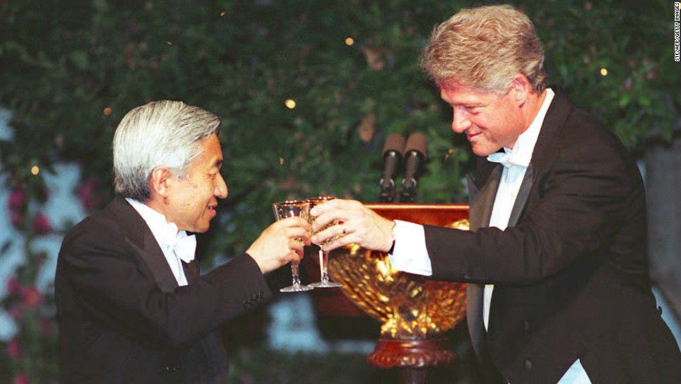 WASHINGTON, DC - JUNE 13: US President Bill Clinton (R) offers a toast to Japanese Emperor Akihito during a state dinner at the White House 13 June 1994. Earlier in the day, Emperor Akihito and Empress Michiko participated in formal welcoming ceremonies at the White House. The state dinner is the first during President Clinton's administration. (Photo credit should read STF/AFP/Getty Images)