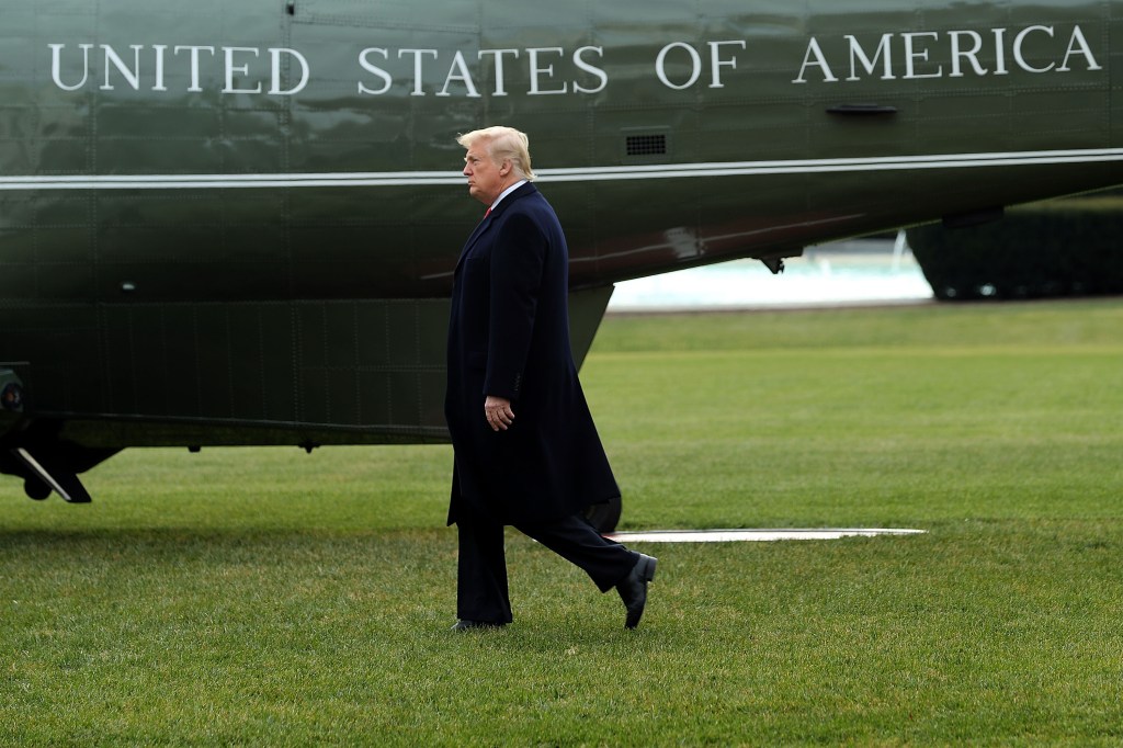 Donald Trump, Antes de subir al Marine One y abandonar la Casa Blanca, rumbo a su finca Mar-a-lago, ubicada en Palm Beach, Florida.
