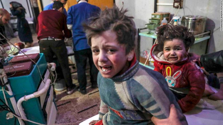 Niños heridos tratados en un hospital de Douma.