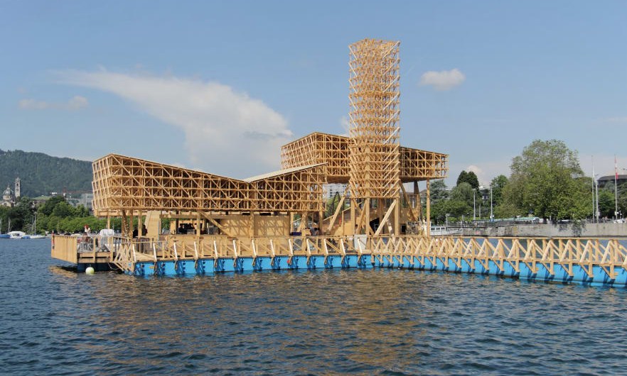 Esta estructura de madera fue un proyecto colaborativo entre 30 estudiantes de Arquitectura de ETH en Zúrich y la firma Studio Tom Emerson. Foto: Wolfgan Traeger. Cortesía de Manifiesta.